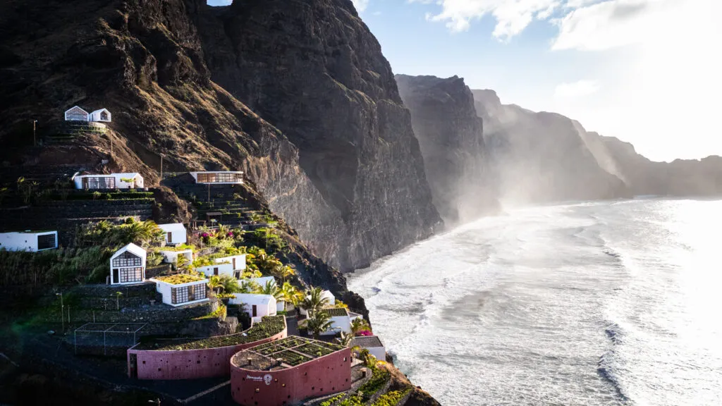 Villa's gebouwd aan de ruige kustlijn op Santo Antao