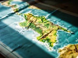 Fysieke kaart van Midden-Amerika op houten tafel met Costa Rica in groen gemarkeerd, Nicaragua en Panama zichtbaar