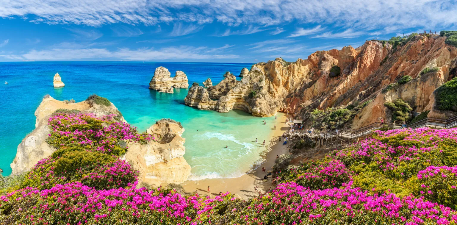 Uitzicht op het strand Praia Do Camilo in de Algarve, Portugal
