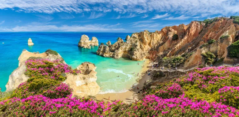Uitzicht op het strand Praia Do Camilo in de Algarve, Portugal