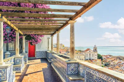 Uitzicht op Lissabon vanaf een zonnig terras