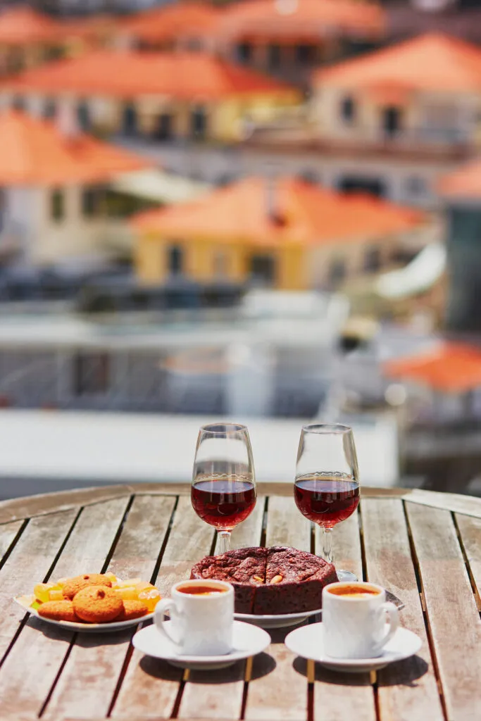 Uitzicht op Funchal met twee glazen wijn, eten en honging