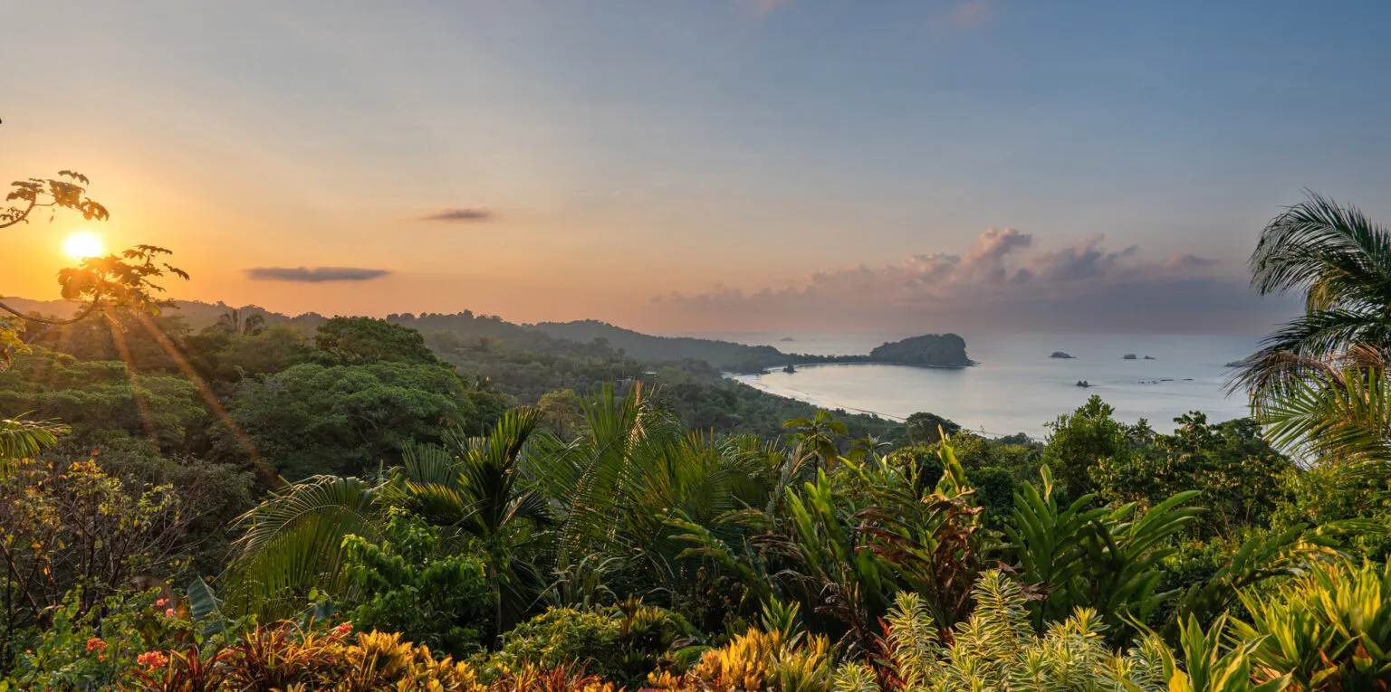 Zonsopgang bij de kust van Manuel Antonio National Park, aan de Pacifische kust van Costa Rica.