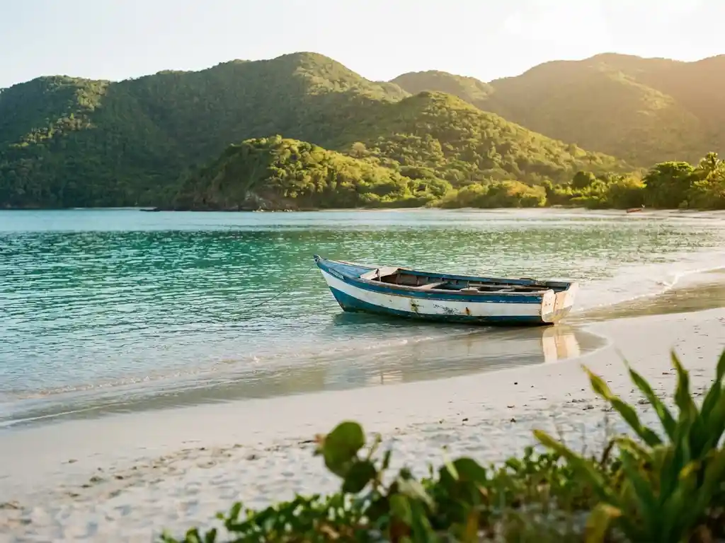Houten visserboot op wit zandstrand van Martinique, omringd door turquoise water en groene vulkanische heuvels in middaglicht.