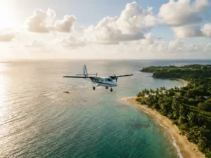 Klein commercieel vliegtuig boven de turquoise kustlijn van Tobago, met palmbomen, wit zand en gouden zonneschijn.