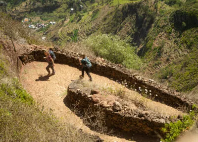 Twee wandelaars op wandelvakantie op Santo Antao, Kaapverdie