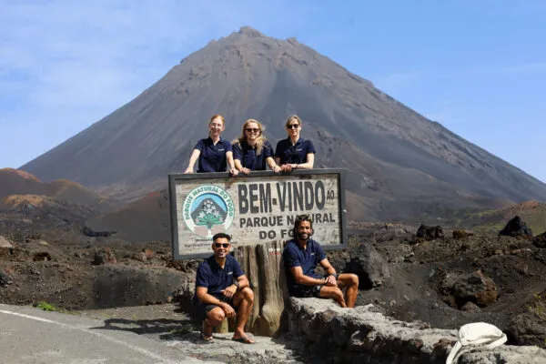 Teamfoto van Voja travel designers voor de vulkaan Pico do Fogo op het eiland Fogo, Kaapverdië